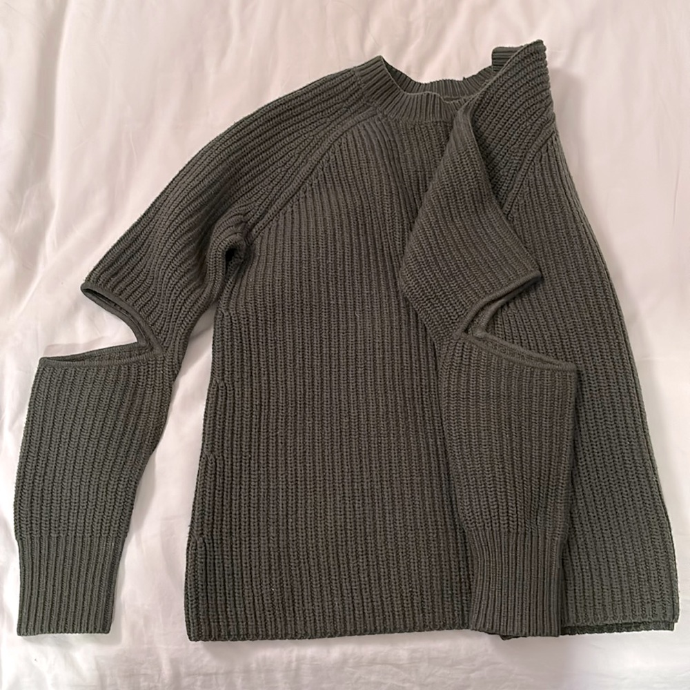 Boxy fit cashmere blend army green ribbed sweater with elbow slits